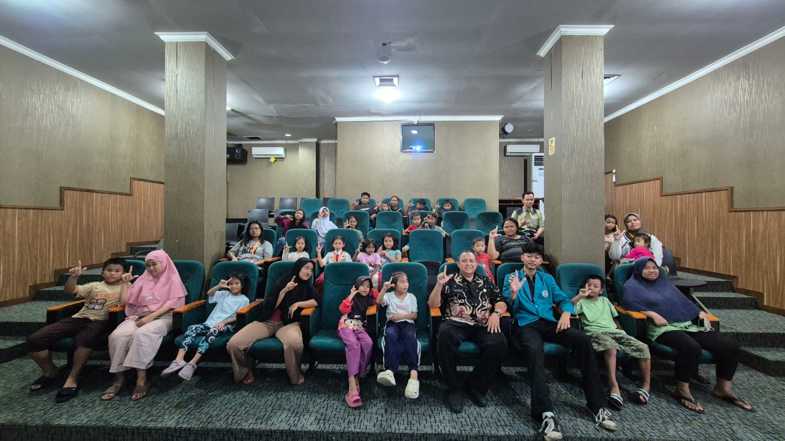 Menonton Film Edukasi